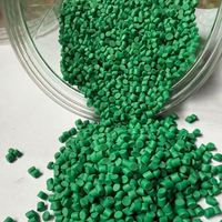Granulés de PVC blanc de qualité extrusion avec finition brillante et résistance au vieillissement pour le moulage de tuyaux, profilés et raccords en PVC