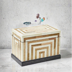 Boîte à bijoux carrée classique en résine durable, faite à la main, personnalisée, avec incrustations et motifs en relief - Product Image 2