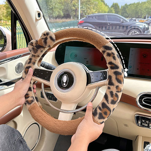 Accessoires d'intérieur <span class=keywords><strong>de</strong></span> voiture Imprimé léopard peluche chaude antidérapante Antigel mains <span class=keywords><strong>Housse</strong></span> <span class=keywords><strong>de</strong></span> <span class=keywords><strong>volant</strong></span> <span class=keywords><strong>de</strong></span> voiture pour femmes - Product Image 4