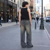 Jean pour homme en denim délavé style années 90, coupe ample et décontractée, jambes larges, effet vieilli sablé, surpiqûres brunes, streetwear, skater, vierge, vente en gros