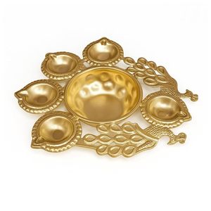 Plateau décoratif en métal en forme de paon avec 4 lampes à huile traditionnelles et bol central, finition antique, pour la Pooja Aarti hindoue - Product Image 1