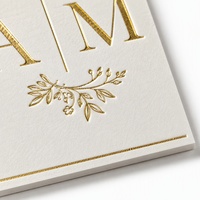 Biglietto d'invito rustico per matrimonio in carta artigianale con bordi frastagliati, stampa a caldo, logo personalizzato, design, opzioni di carta sostenibile