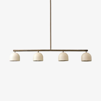Suspension linéaire personnalisée, élégante et moderne avec quatre lumières et un cadre métallique, idéale pour suspendre au-dessus d'une table à manger
