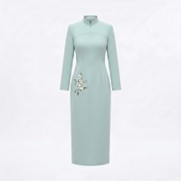 Robe Qipao Vert Sauge Col Mandarin Manches Longues Broderie Florale Midi Moderne Cheongsam pour Réceptionniste de Salon de Thé ou Spa Personnalisable