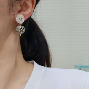 Pendientes Colgantes Hechos a Mano en Oro de 14K, Alambre de Encaje Artesanal Italiano con Cuentas de Laca Natural, Joyería Fina Bohemia Artesanal - Product Image 4
