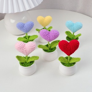 Vente en gros usine – Fleur en forme de cœur d'amour au crochet faite à la main dans un pot, support tricoté – Décoration de bureau mignonne, cadeau pour professeur, ami - Product Image 1
