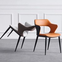 Chaise de salle à manger de style italien moderne minimaliste nordique avec revêtement en cuir, cadre en acier, dossier pour la maison, l'hôtel, la restauration