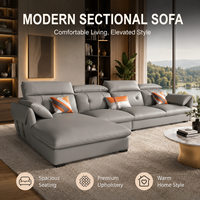 Canapé d'angle gris aspect cuir avec chaise longue, dossier capitonné et appuie-tête rembourrés pour salon, hôtel, appartement