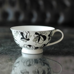 Elegante Taza de Té de Cerámica Floral en Blanco y Negro con Platillo a Juego, Perfecta para Servir Té o <span class=keywords><strong>Café</strong></span> en la Tarde, Uso en el Hogar y la Cocina - Product Image 2