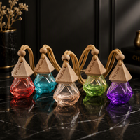 Diffuseur de parfum pour voiture, flacon en verre diamanté avec bouchon en bois, diffuseur d'huiles essentielles pour la décoration intérieure de la voiture