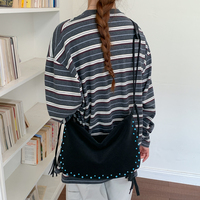 Sac fourre-tout pour femme en cuir PU, grande capacité, sac à bandoulière zippé de haute qualité avec rivets et décorations à pompons