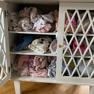 Cambiador de Bebé Moderno y Elegante de Madera Blanca con 3 Cajones Grandes y Tapa Extraíble para Almacenamiento en el Dormitorio o Cuarto de Bebé - Product Image 6