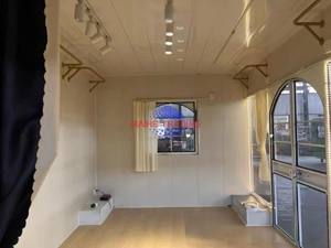 Remolque de Camión de Comida Móvil Comercial Rojo Personalizable de 220V con Toldo y Rampa de Carga para Aperitivos y Bodega - Product Image 5