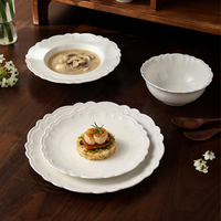 Service de table en porcelaine blanche de luxe, style occidental, à motifs festonnés en relief, comprenant des bols et assiettes en céramique pour steak et pâtisserie, compatibles micro-ondes et lave-vaisselle