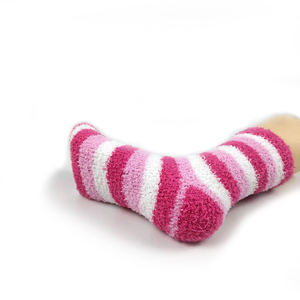 P-15 OEM Vente en gros Chaussettes personnalisées avec logo Chaussettes d'hiver en coton moelleuses et duveteuses pour filles - Product Image 6