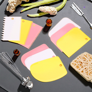 3 pcs/set <span class=keywords><strong>Grattoir</strong></span> pour pâte à pâtisserie <span class=keywords><strong>Grattoir</strong></span> pour crème de cuisson <span class=keywords><strong>Grattoir</strong></span> pour crème à gâteau épaissie <span class=keywords><strong>Grattoir</strong></span> en plastique Outil de cuisson - Product Image 2