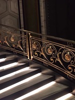 Rampe d'escalier intérieure de style européen, luxe léger, nouvelle villa chinoise, avec colonne en alliage d'aluminium