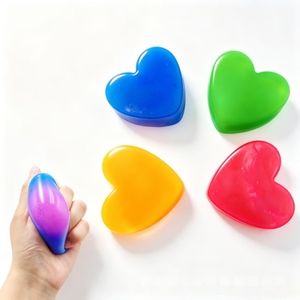 Juguetes antiestrés de rebote lento con forma de corazón para liberar emociones, venta al por mayor - Product Image 1