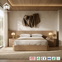 Ensemble de lit de luxe en chêne avec tête de lit cannelée et tables de chevet, mobilier sur mesure en bois massif pour toute la maison, idéal pour projets de villas et hôtels.