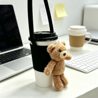 Support de tasse en peluche Kawaii en forme d'ours avec sangle de transport fixe, manchon anti-brûlure pour tasses de thé au lait à emporter, idéal pour les sorties et le shopping