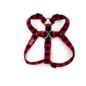 Arnés Ian Personalizable de Poliéster y Nailon con Características Personalizadas, Diseño a Rayas y Decoración con Remaches para Perros - Product Image 1