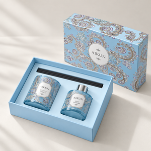 Coffret cadeau Aikun Blue Paisley Glass : bougie parfumée et diffuseur à bâtonnets, avec bâtonnets noirs, collier argenté et mèche en coton - Product Image 2