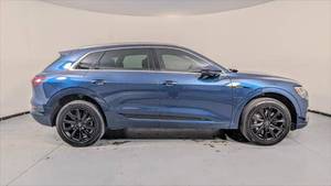 ราคาดีที่สุด รถอีทรอน SUV มือสองพรีเมียม ภายในสีเข้ม เบาะหนัง เครื่องยนต์ขับเคลื่อนสี่ล้อ ล้อแม็ก R18 เกียร์อัตโนมัติ 8 สปีด อะลูมิเนียม - Product Image 5