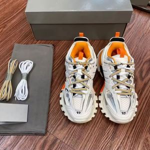รองเท้าวิ่งกีฬาลำลองผู้ชาย Original Quality Track 3.0 LED หนังแท้ ตาข่าย สไตล์เรโทร แฟชั่นทันสมัย ฤดูใบไม้ผลิ ฤดูใบไม้ร่วง - Product Image 1