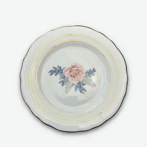 Plat blanc de luxe de plat de fleur de style occidental en céramique pour des ensembles durs de vaisselle en porcelaine d'hôtels