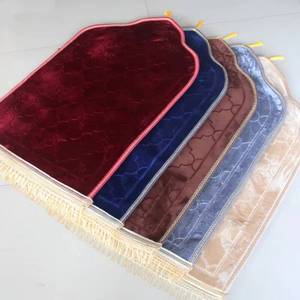 Alfombra de oración musulmana de franela lavable con estampado de arco vívido, antideslizante, para interiores, hogar, picnic y camping. - Product Image 1