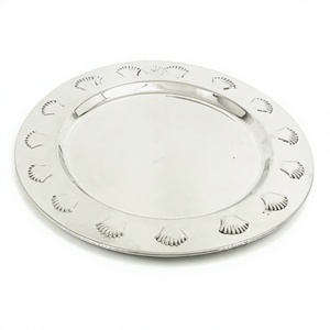Plato de Presentación Redondo de Metal con Relieve de Concha, Diseño Clásico, Apto para Lavavajillas - Product Image 1