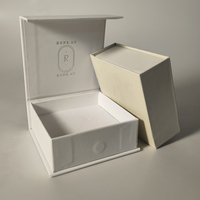 Boîte cadeau personnalisée en carton recyclable avec fermeture magnétique, finition brillante/mate, revêtement UV, doublure en éponge pour injection à 12 aiguilles