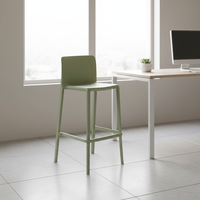 Tabourets de bar en plastique colorés de style simple, mobilier de bar pratique pour les cafés, les bars, les salons, l'extérieur et l'usage quotidien