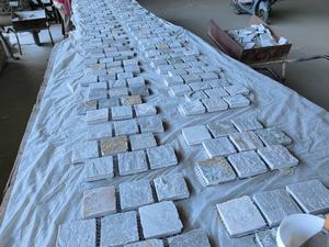 رصف مرصع بالحصى من الكوارتز الأبيض البيج بتصميم حديث ، دعم خارجي مزين بأسعار منخفضة لحمام السباحة والفناء - Product Image 6