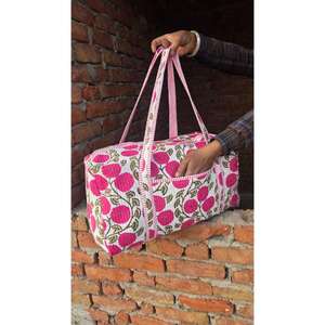 Bolsa de Viaje Acolchada de Algodón Hecha a Mano con Estampado Tradicional, Elegante, Ligera, Duradera y Espaciosa - Product Image 1