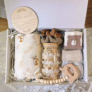 Coffret cadeau pour bébé Kaiyue, comprend une tasse à eau à motif MAMAN, un hochet pour bébé, une attache-sucette, une couverture pour bébé, coffret cadeau pour nouveau-né - Product Image 1