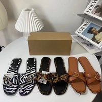 Sandales plates à bout carré pour femme, style classique, imprimé léopard, avec brides croisées et boucles, chaussures de plage – Grande Vente