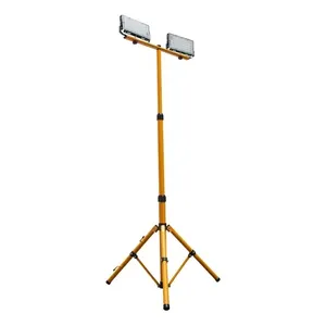 Illuminazione esterna treppiede con 2 50w riflettori LED che emettono luce bianca fredda - Product Image 2