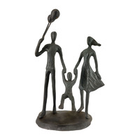 Statuette de famille en fonte, sculpture abstraite de famille de 3 personnes avec ballon pour décoration de table, articles de décoration de luxe pour la maison