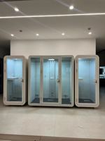 Cabine de bureau acoustique pour bureaux de services modernes offrant un espace privé pour les appels, les consultations et les activités concentrées