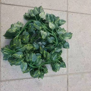Feuilles et lianes artificielles vertes 200 cm et plus, guirlande de fausse vigne en plastique vert émeraude pour la décoration de fenêtres et de plafonds - Product Image 3