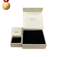 Boîte cadeau de style livre blanche avec logo personnalisé, insert en tissu et impression noire pour la papeterie et les coffrets cadeaux en gros