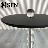 Sphère artistique moderne en marbre noir et blanc Table d'appoint à colonnes Intérieurs de luxe pour les salons d'hôtel Dessus en métal Base en marbre veiné