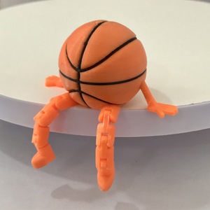 Venta al por mayor: Novedad - Adornos pequeños de baloncesto de plástico con postura única sentada en la cancha, juguetes novedosos y de broma. - Product Image 5