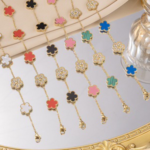 เครื่องประดับแฟชั่นใหม่สำหรับผู้หญิง สร้อยข้อมือรูปดอกไม้ชุบทอง 18K สร้อยข้อมือโคลเวอร์ห้าแฉกประดับคริสตัล สแตนเลสกันน้ำ สร้อยข้อมือนำโชค - Product Image 3