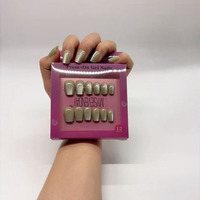 Ongles artificiels courts en forme d'amande avec logo personnalisé, à presser, en gel souple, faits à la main, style French Manucure, vente en gros