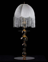 Lampe de table de mariage style victorien avec abat-jour en tissu à franges ivoire et support en métal doré pour événements et fêtes