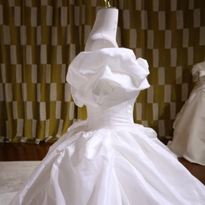 Abito da sposa a linea ad A con corsetto a cuore taglie forti <span class=keywords><strong>Royal</strong></span> <span class=keywords><strong>Princess</strong></span> con fiori in pizzo e strascico a cappella - Fabbrica OEM ODM per abiti da sposa - Product Image 5