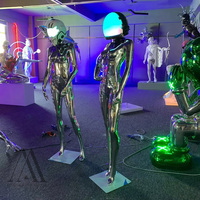 Statue de robot futuriste éclairée par LED Décoration de boîte de nuit et présentoir de vente au détail haut de gamme Cyberpunk Miroir chromé en fibre de verre Mannequin