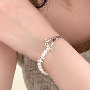 สร้อยข้อมือมุกน้ำจืดเงินแท้ S925 ครึ่งโซ่ครึ่งกำไล เครื่องประดับผู้หญิง ดีไซน์มุกสีขาว สง่างาม เหมาะสำหรับใส่ทุกวัน - Product Image 2